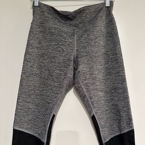 Crop workout leggings.